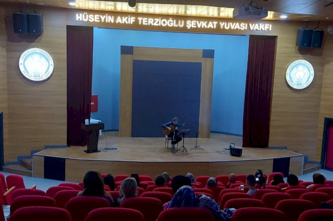 Öğrenci Yurdu'nda gitar resitali