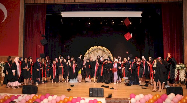 Biga’da Öğrencilerin Mezuniyet Coşkusu