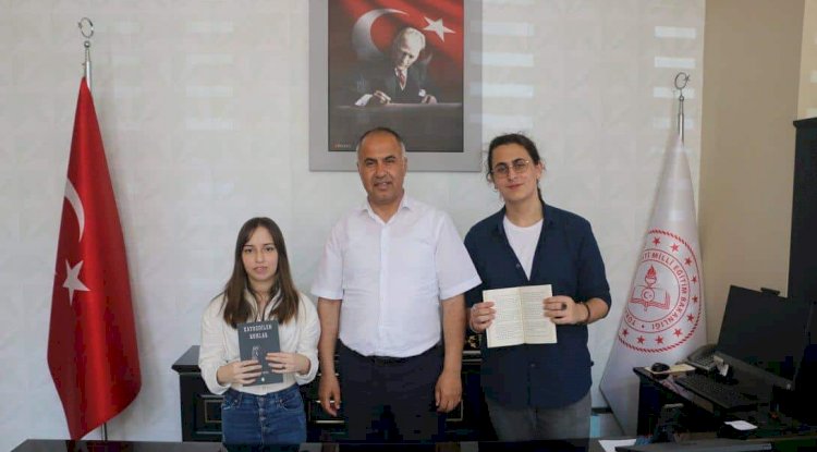 Genç Yazarlar Kitaplarını Bilen’e Hediye Etti