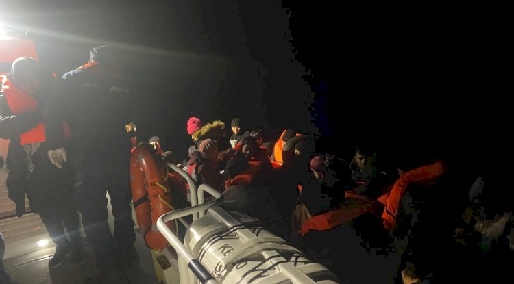 Lastik botta 43 göçmen yakalandı