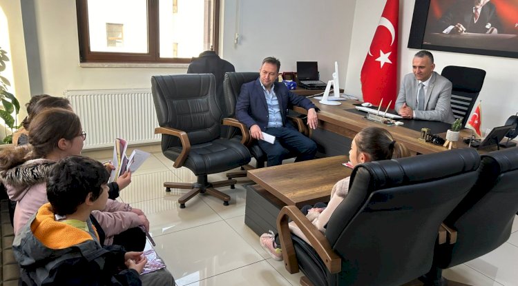 ATATÜRK İLKOKULU ÖĞRENCİLERİ İLÇE MİLLİ EĞİTİM MÜDÜRÜNÜ ZİYARET ETTİ