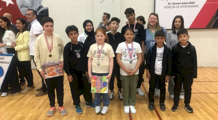 Öğrenciler derecelerle döndü  