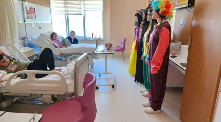 ​​​​​​​Öğrencilerden hastanede yatan çocuklara moral ziyareti