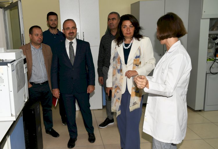 Laboratuvarları gezdi, çalışmaları inceledi 