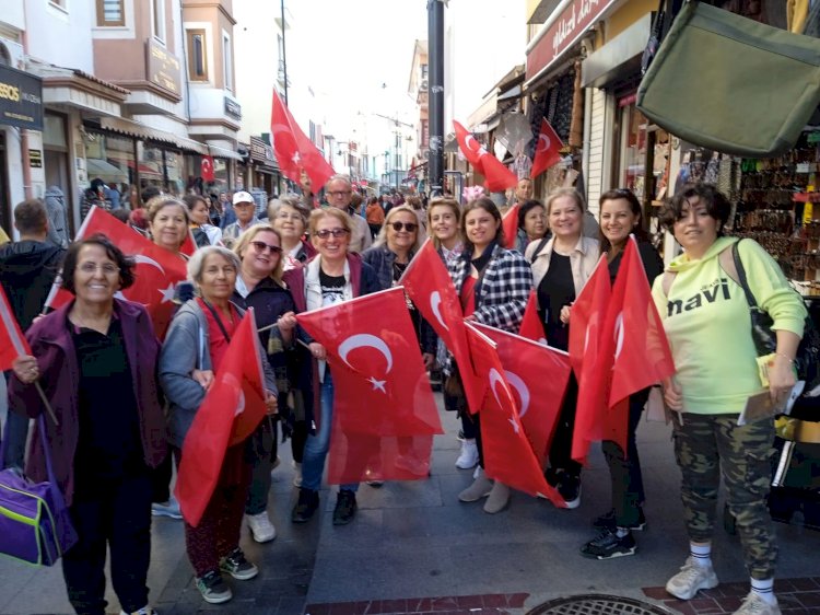 Türk bayrağı dağıttılar 