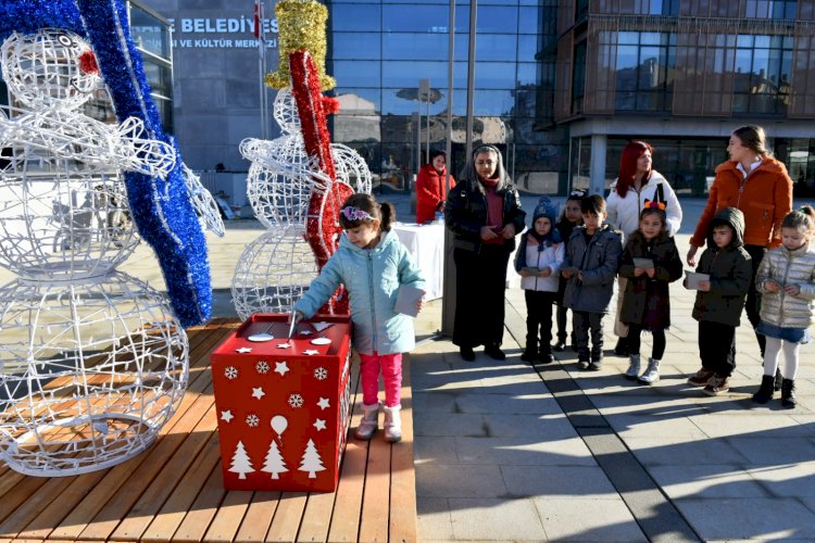 Mektupları dilek kutusuna attılar