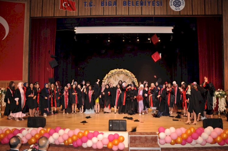 Biga’da Öğrencilerin Mezuniyet Coşkusu