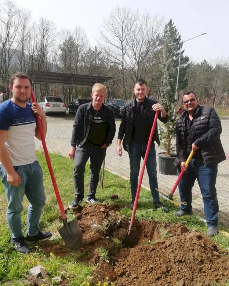 Öğrenciler fidan dikti