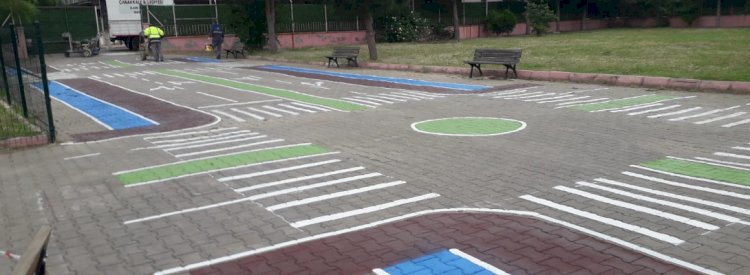 Okul bahçesi trafik eğitim alanı şeklinde boyandı