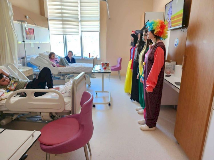 ​​​​​​​Öğrencilerden hastanede yatan çocuklara moral ziyareti