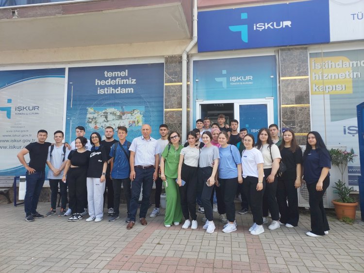 Öğrenciler işverenlerle görüşüyor